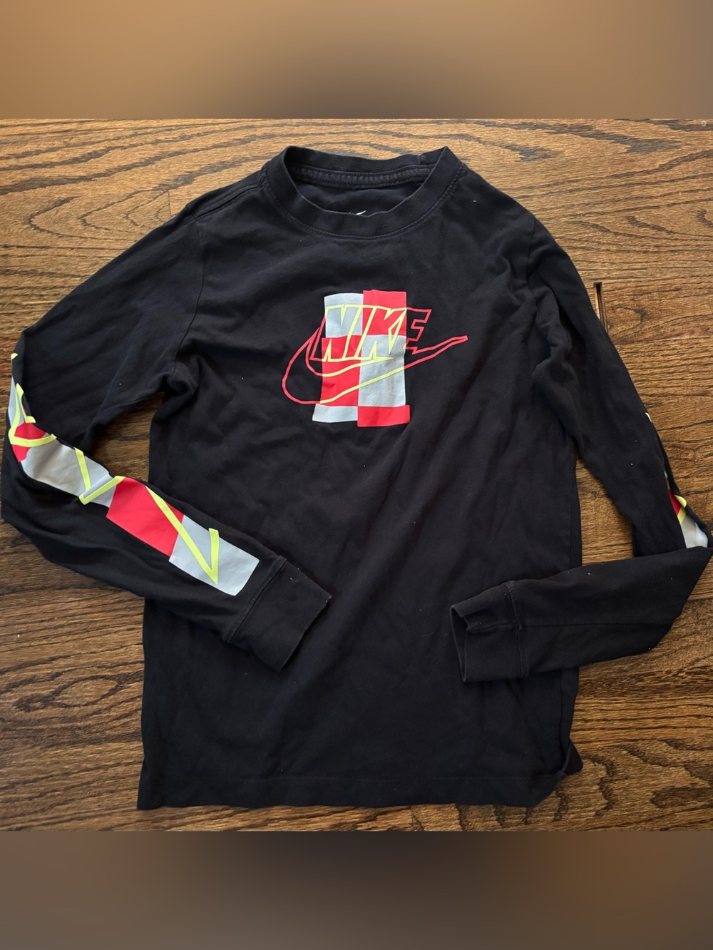 Nike boys Black Long-Sleeve Graphic Logo Shirt sz medium